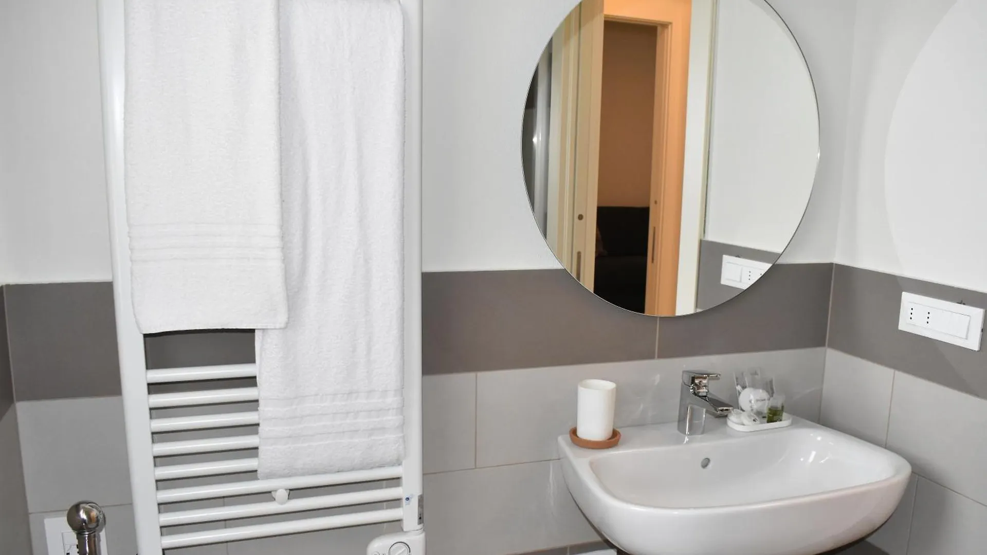 Apartamento Baia Delle Rose Via Roma 111 Costa Volpino