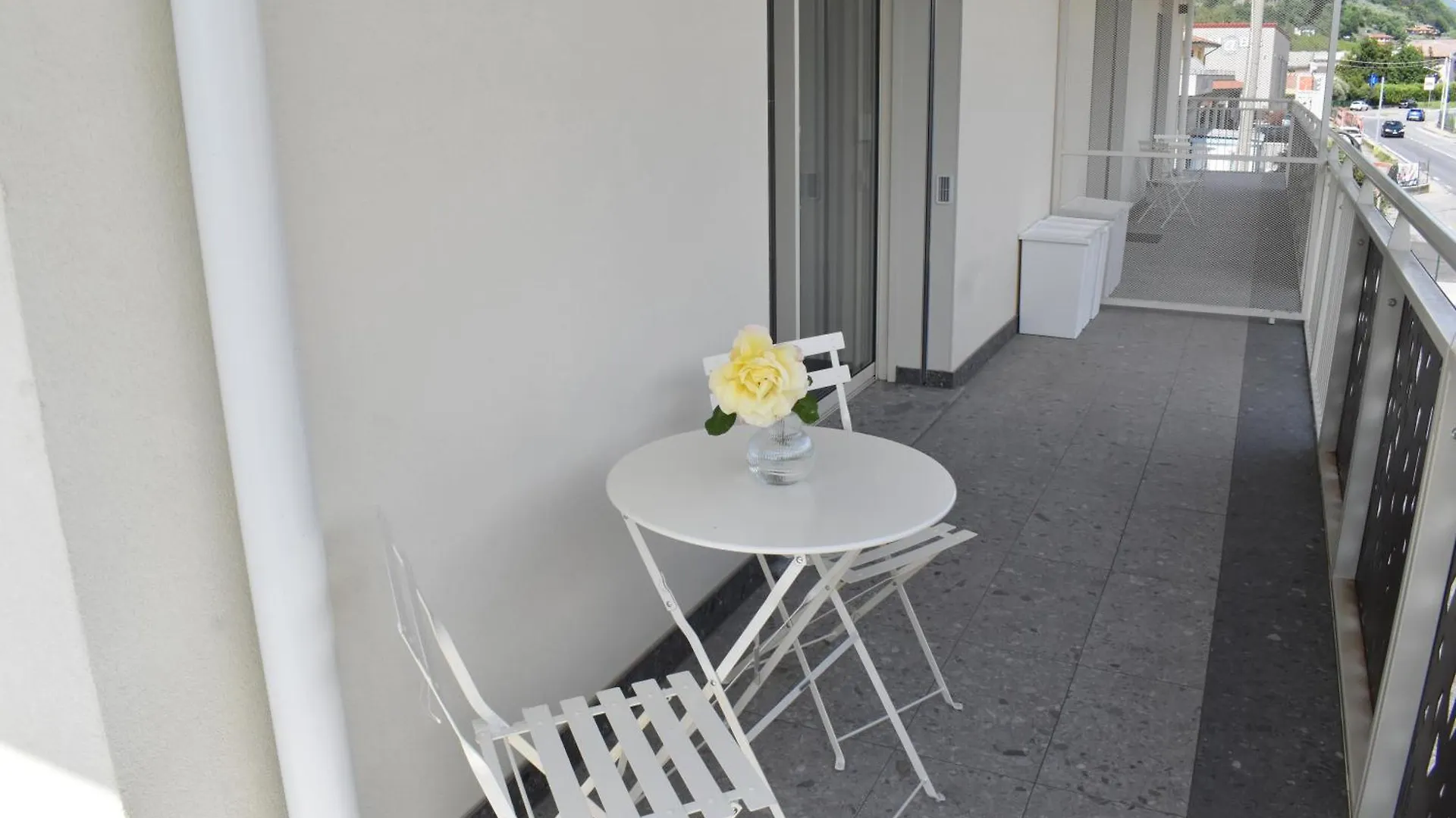 Apartamento Baia Delle Rose Via Roma 111 Costa Volpino Italia